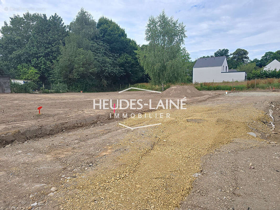 Terrain à LE VAL-SAINT-PERE