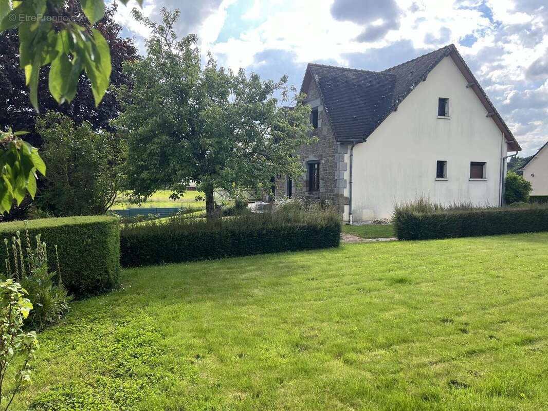 côté jardin - Maison à LA LANDE-DE-LOUGE