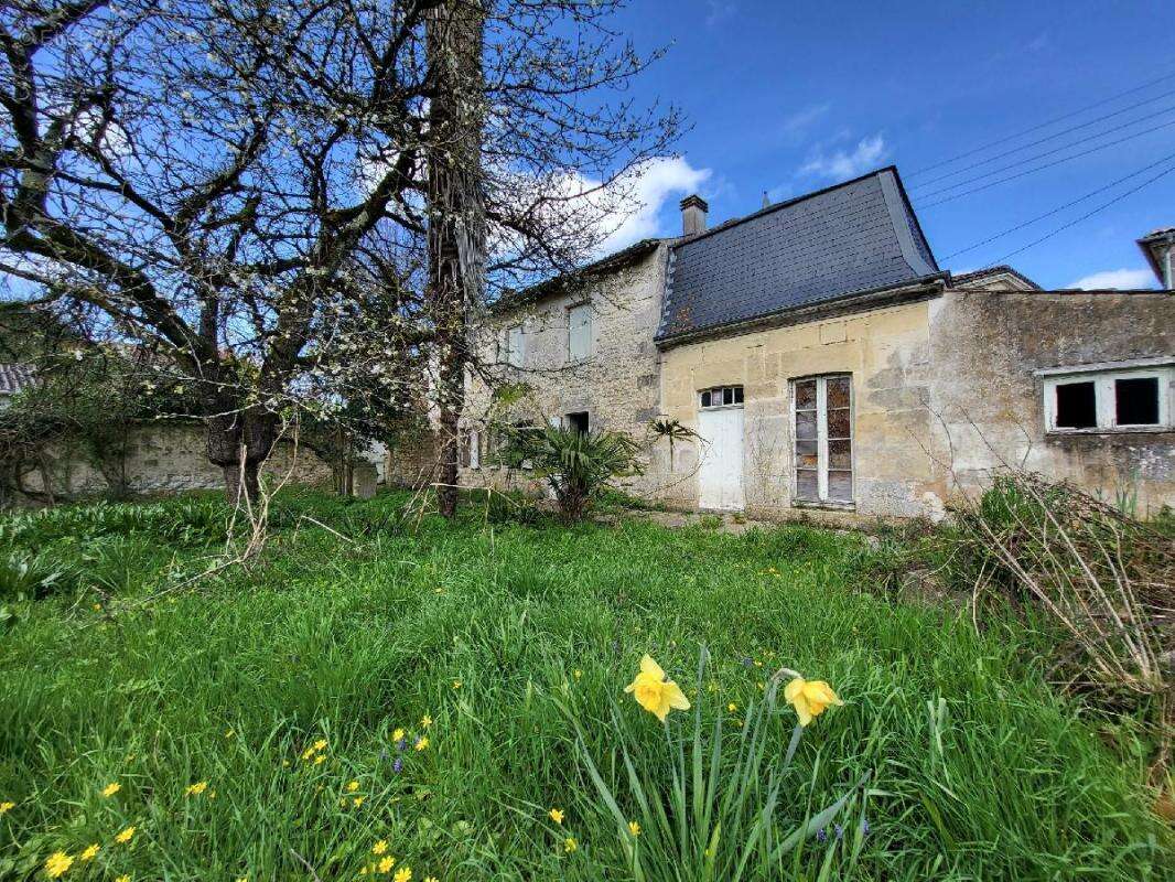 Maison à SAINT-JEAN-D'ANGELY