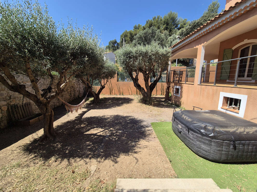 Maison à LE REVEST-LES-EAUX