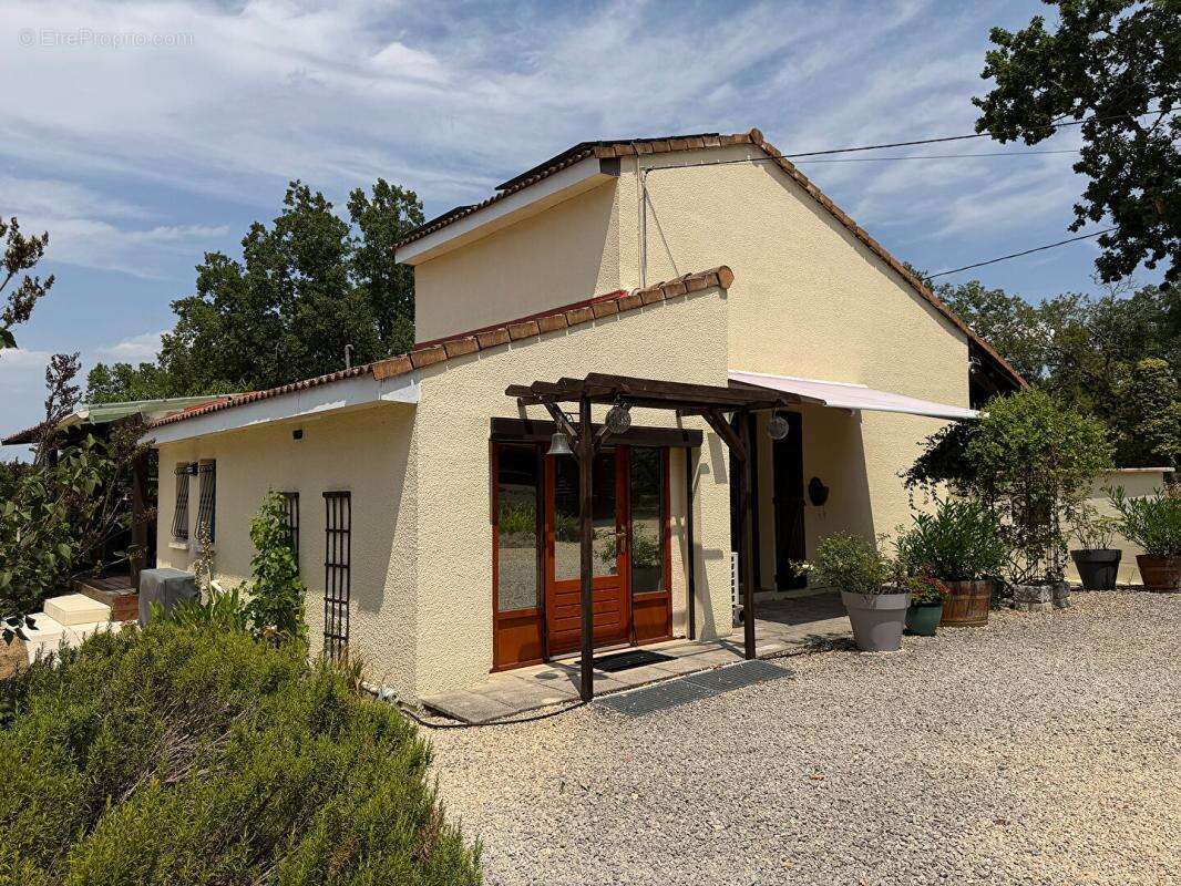 Maison bien entretenue avec studio indépendant, piscine chauffée et dépendances - photo 3
