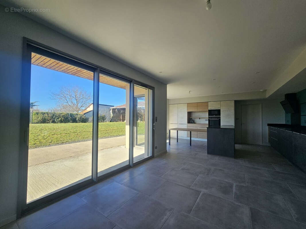 Maison à CREUZIER-LE-VIEUX