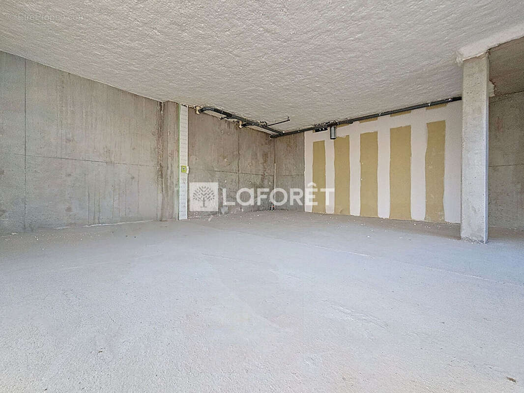 Local commercial ou professionnel d'angle 66 m² - AVRILLE - photo 3