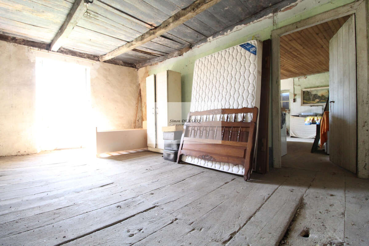 Grande propriété de 235 m2 à rénover   Terrain de plus de 1 500 m2, avec dépendances - photo 17