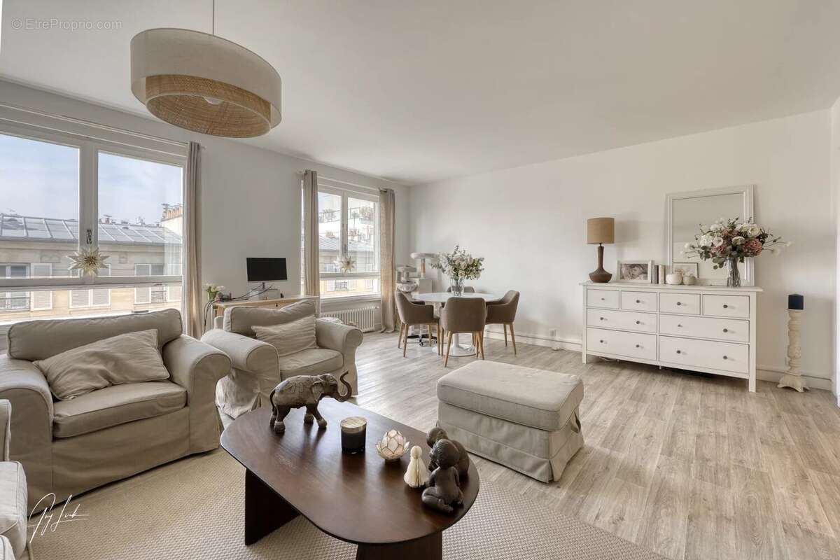 Appartement à PARIS-16E