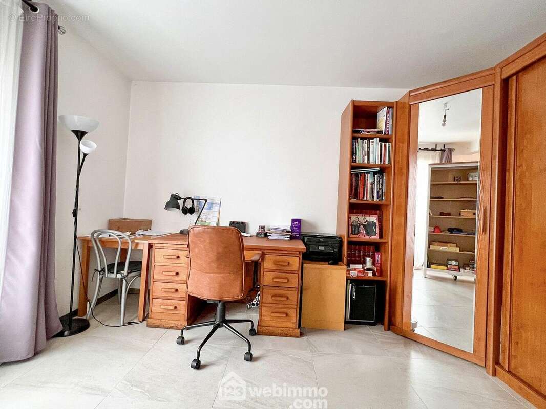 Actuel bureau ouvert sur la salle à manger, et accès au balcon qui surplombe le jardin. - Maison à THIERVILLE-SUR-MEUSE