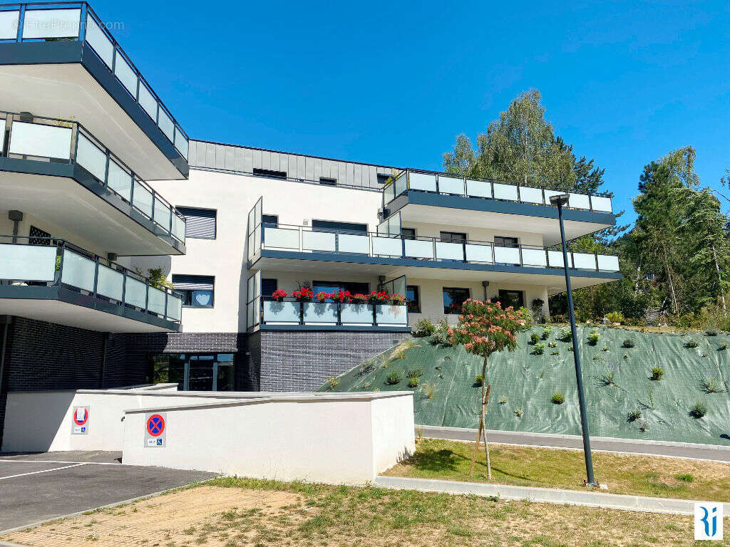 Parking à MONT-SAINT-AIGNAN