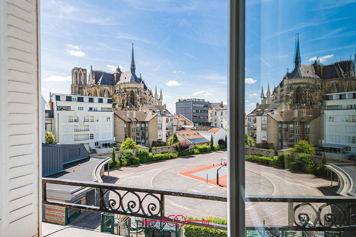 Reims  rue voltaire  hypercentre  vue cathédrale - photo 6