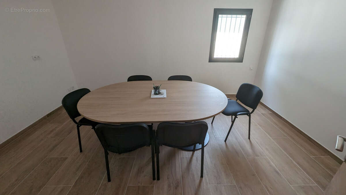 Commerce 240 m² à Le Luc  - photo 5