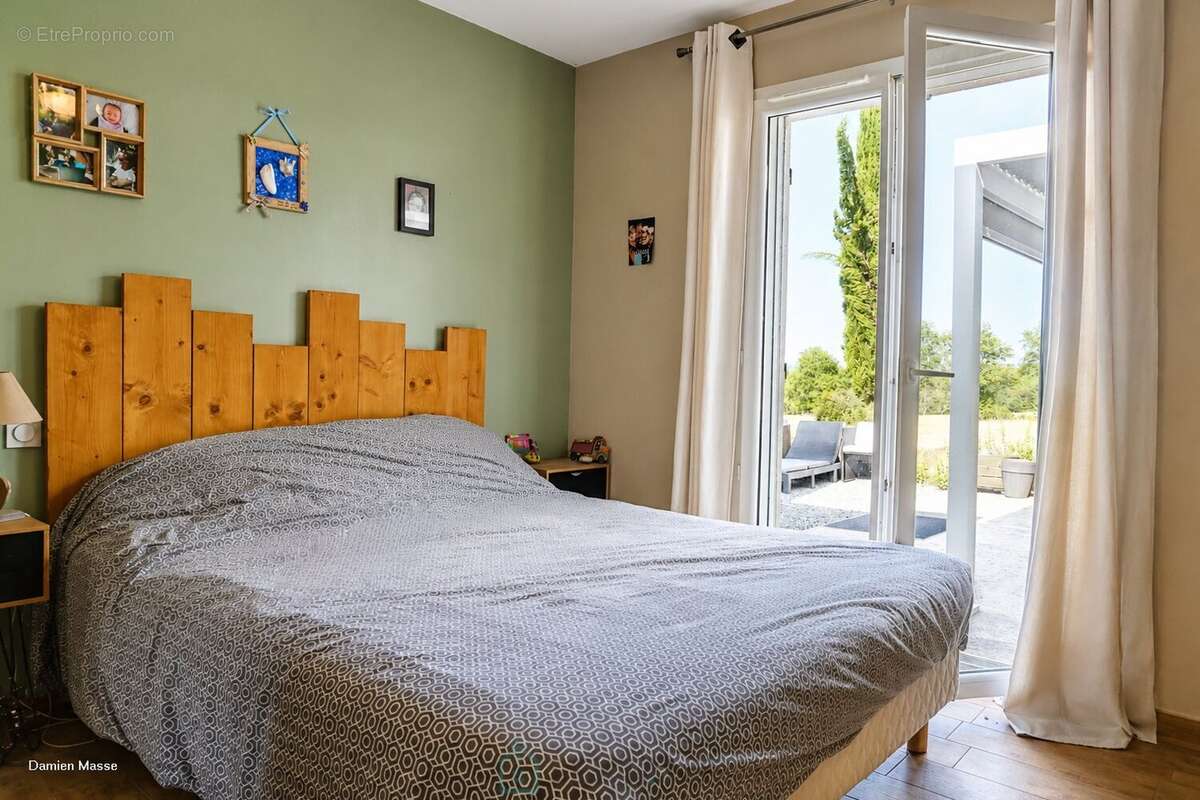 Villa contemporaine construite selon les normes techniques environnementales dans le coeur du Périgord vert. - photo 12