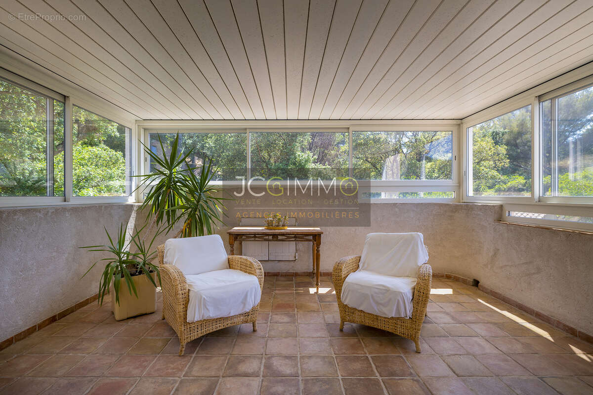 Élégante villa provençale de 194m2 habitables avec piscine à débordement sur 1694m2 de terrain. - photo 14