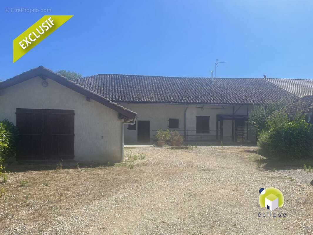 Attignat - Ferme mitoyenne 90m2 hab. + terrain + Nombreuses dépendances - photo 2