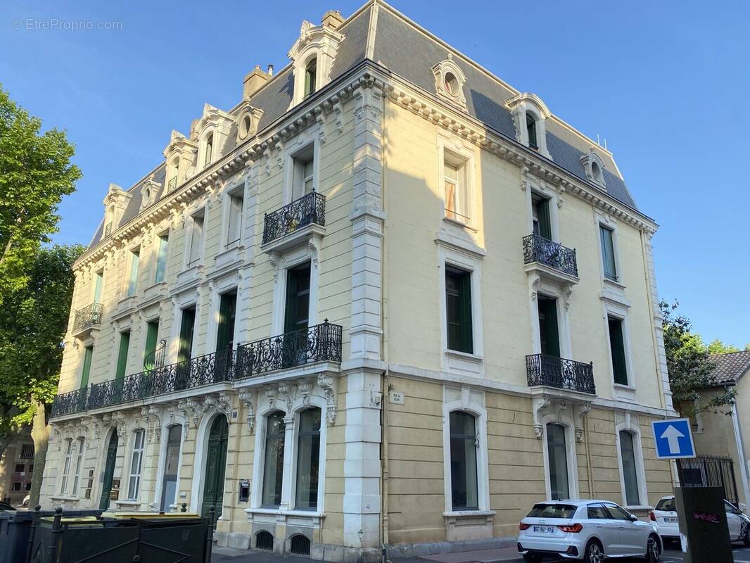 Façade immeuble - Appartement à NARBONNE