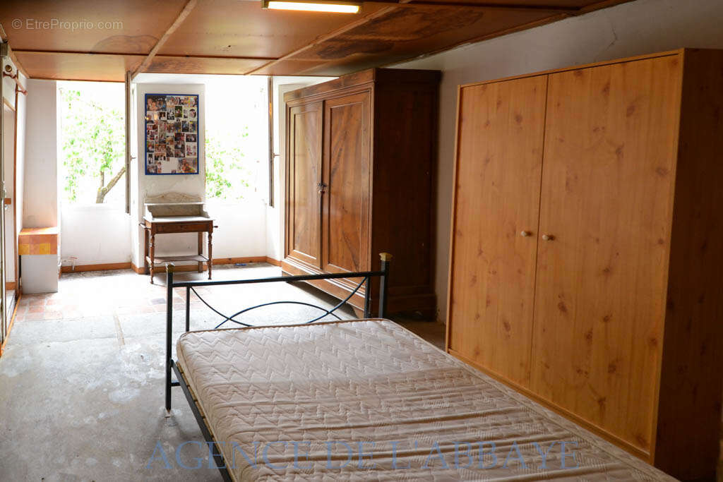 Vénérand, charentaise 75 m2, 2 chambres, terrain 916 m2 - photo 4