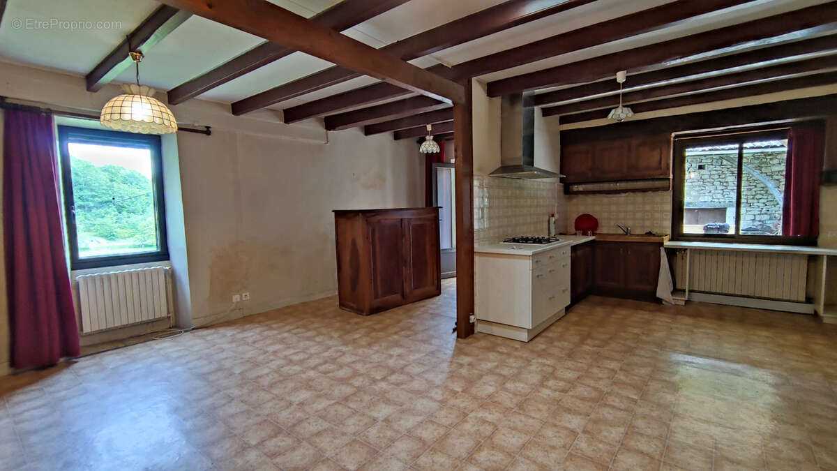 Propriété quercynoise à rénover avec dépendances et 6950 m2 terrain avec source - photo 10