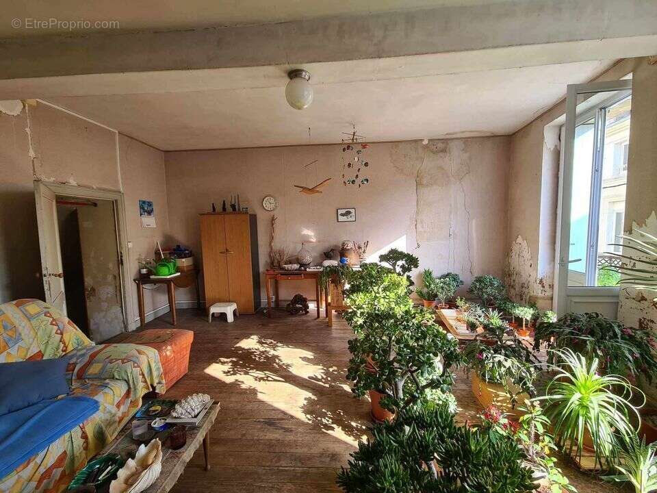 IMMEUBLE PAUILLAC CENTRE 2 ETAGES A RENOVER - Maison à PAUILLAC