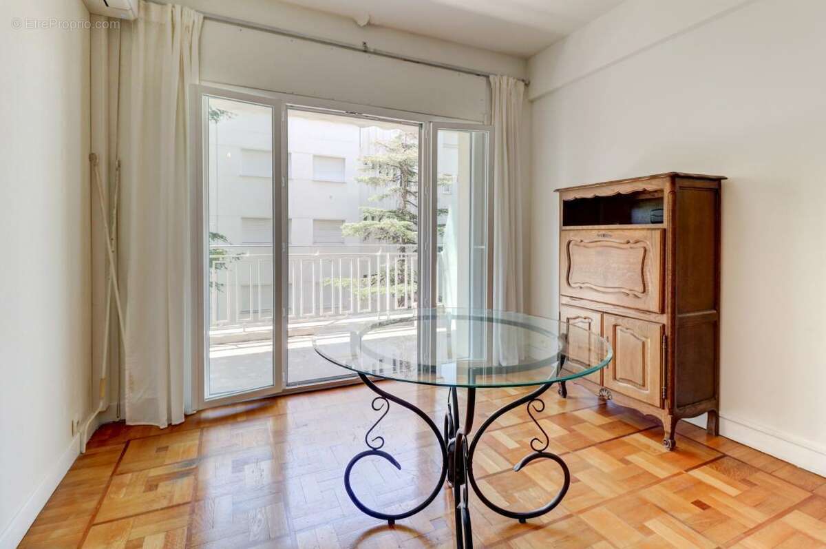 Cimiez – Grand 2 pièces avec terrasse exposée sud au calme ! - photo 3