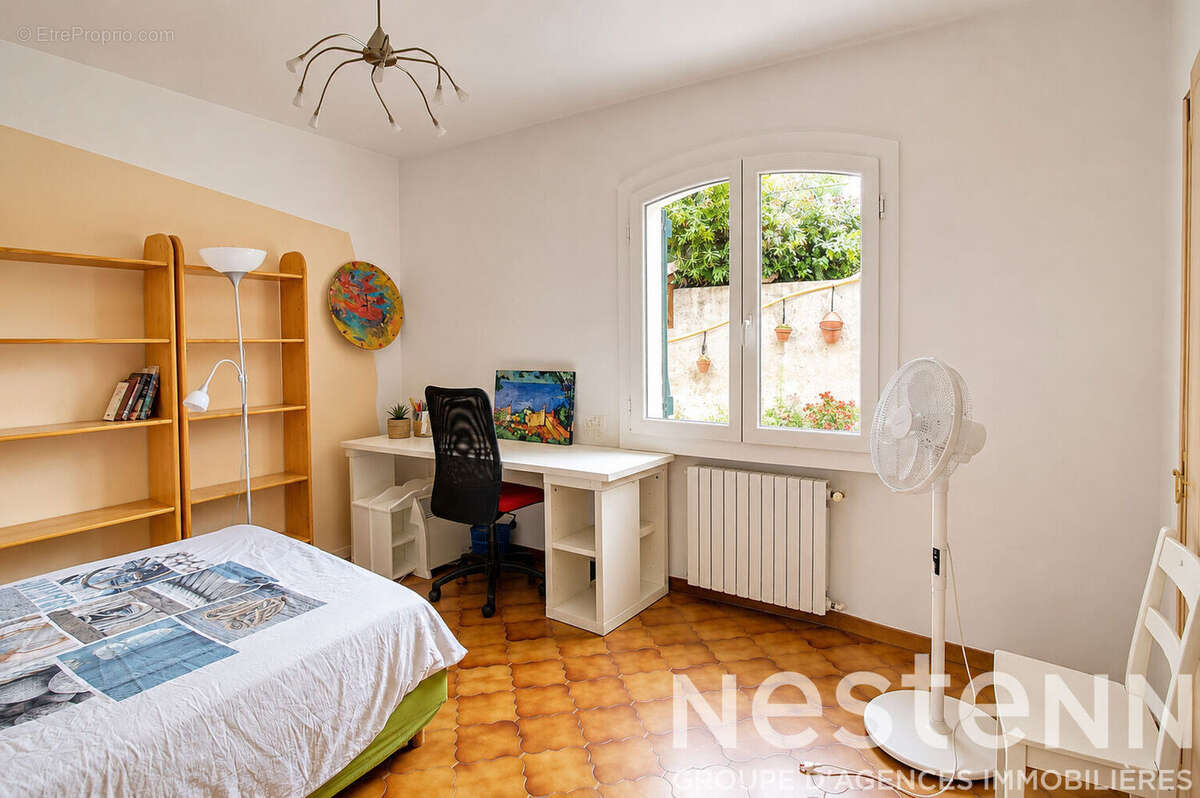 A vendre à Draguignan - Propriété de caractère avec vue panoramique, piscine et beaux volumes - photo 9