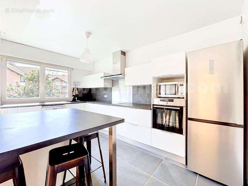 APPARTEMENT_T4_TRANSFORMEE_EN_T3_IMMO_PROLEMAN_COLLONGES_SOUS_SALEVE_BELLES_PRESTATIONS_RENOVEE_BEAUX_VOLUMES_PIED_DE_LA_DOUANE_Veyrier_geneve_TRAM_CEVA_frontiere_Suisse_rangement_pièce_de_vie_séjour_cuisine - Appartement à COLLONGES-SOUS-SALEVE