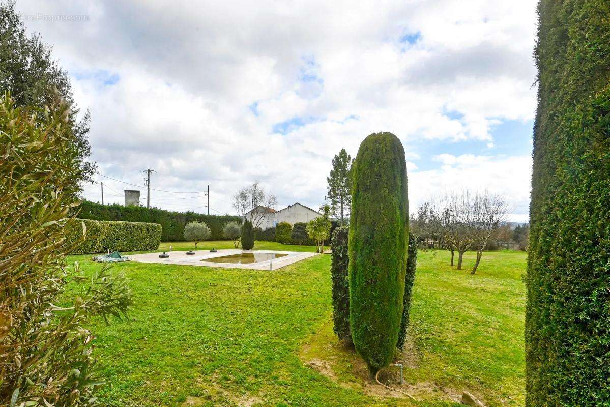 Maison à SAINT-JEAN-DE-MARUEJOLS-ET-AVEJAN