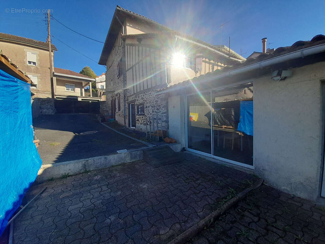 Maison à SAINT-LEONARD-DE-NOBLAT