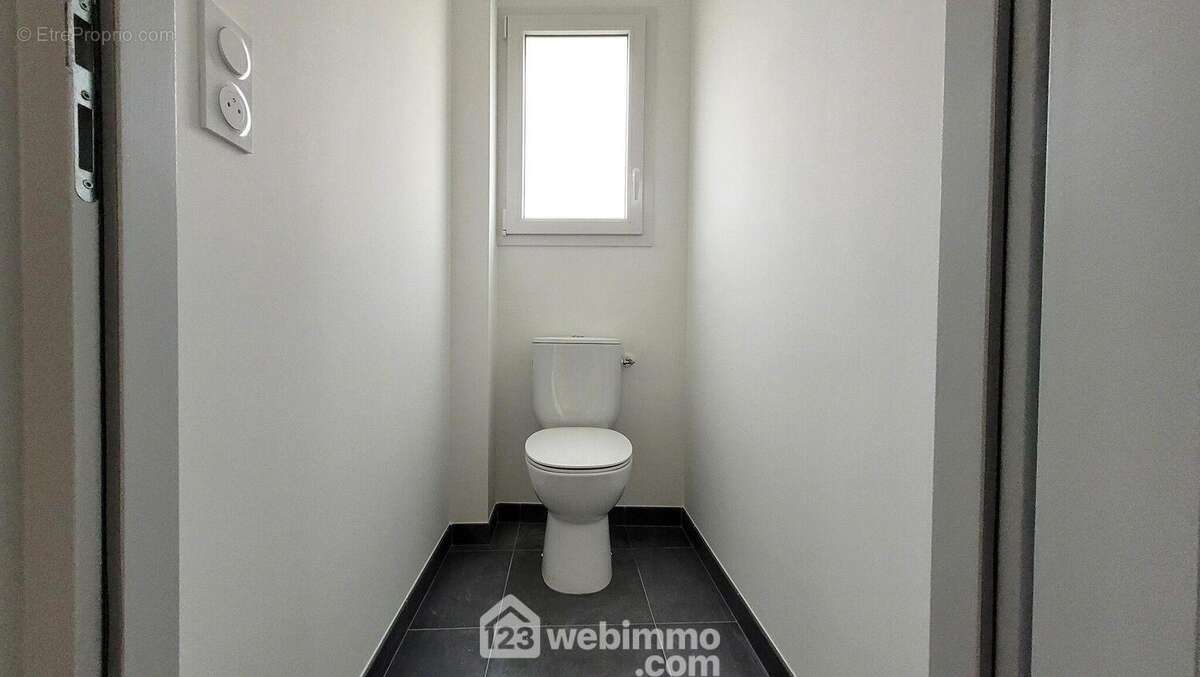 Un WC séparé - Maison à LA JONCHERE