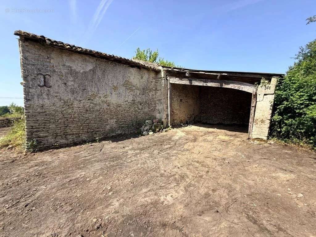 Maison à SAINT-CHRISTOLY-DE-BLAYE