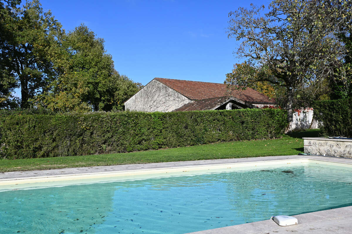 Superbe propriété rurale avec maison en pierre, grange aménagée, piscine et plus de 4 ha - photo 10