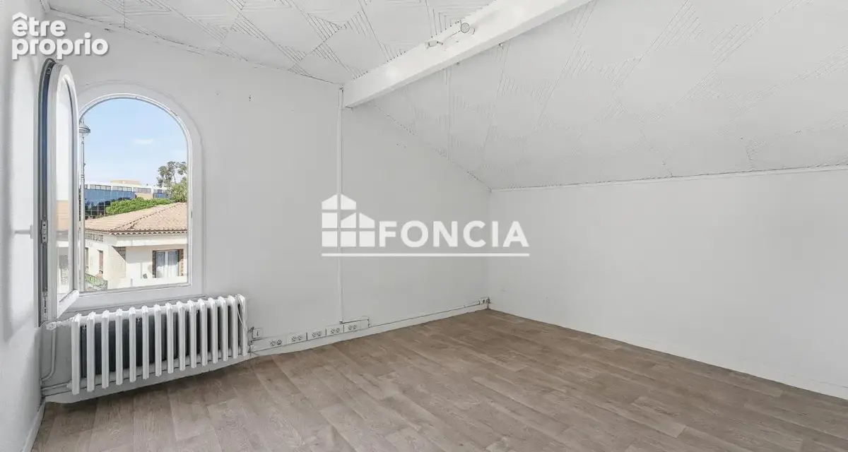 À VENDRE  À MANDELIEU – Grande maison familiale sur 3 niveaux – Environ 300 m² – Jardin  et Parking en centre-ville de Mandelieu - photo 15