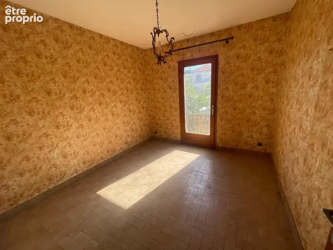 A vendre la seyne sur mer 83500 maison 5 pieces a renover 3 chambres jardin garage - photo 8