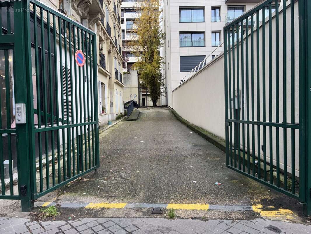 Parking à PARIS-18E