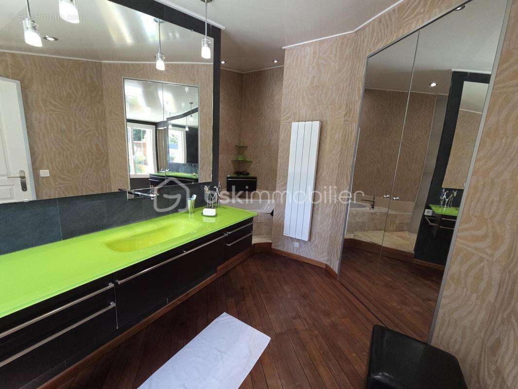 FRONTIGNAN – Élégante villa familiale de 195 m² de type 8 avec piscine, prestations haut de gamme et jardin paysager - photo 13