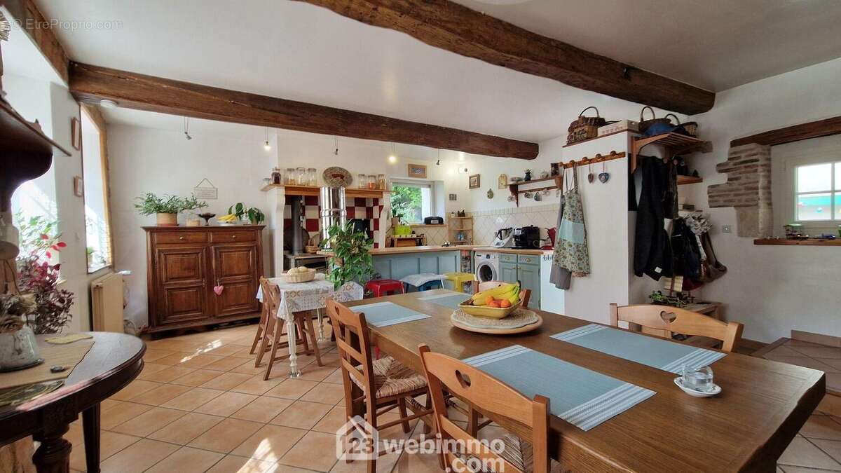 Une pièce de vie principale de 34 m², toutes les fenêtres sont en triple vitrage - Maison à VESLUD