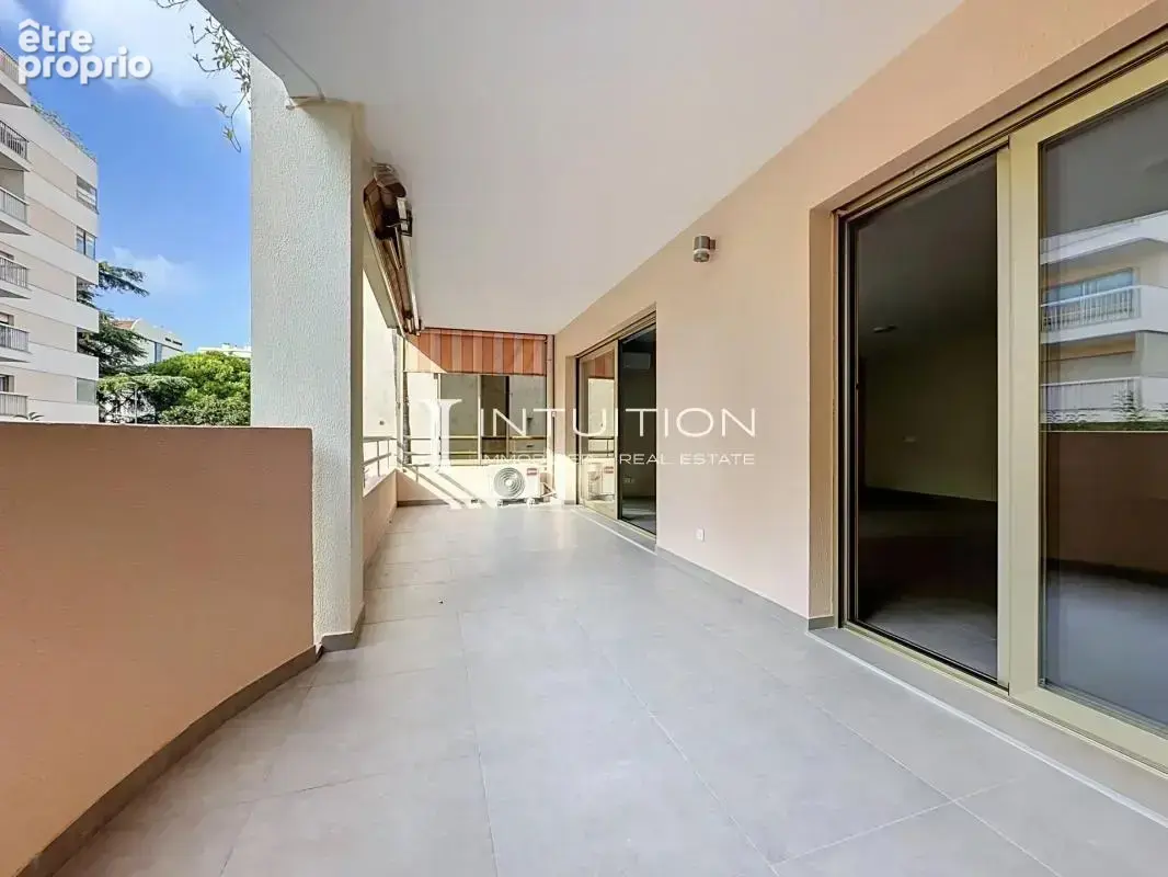 Cannes – Quartier des Anglais : élégant 3 pièces entièrement rénové avec terrasse de 17 m², garage et cave - photo 11