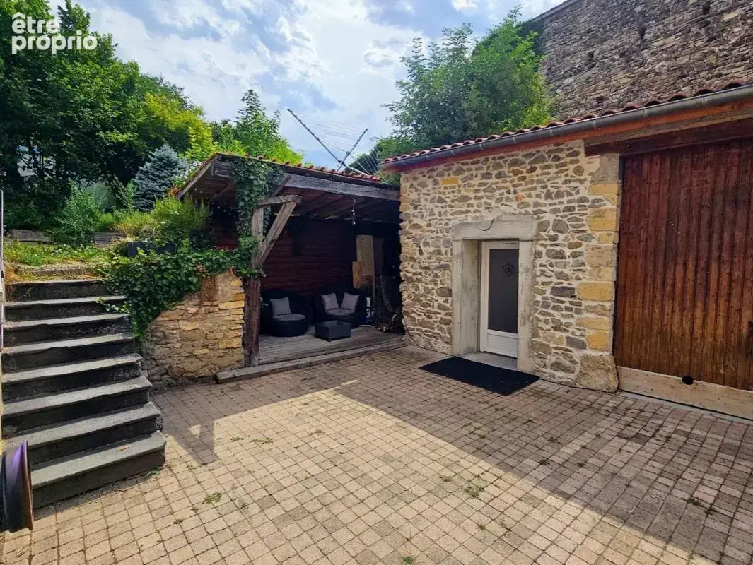 Maison 176 m² habitables - jardin - cour - grange  CHAURIAT (63) - photo 2