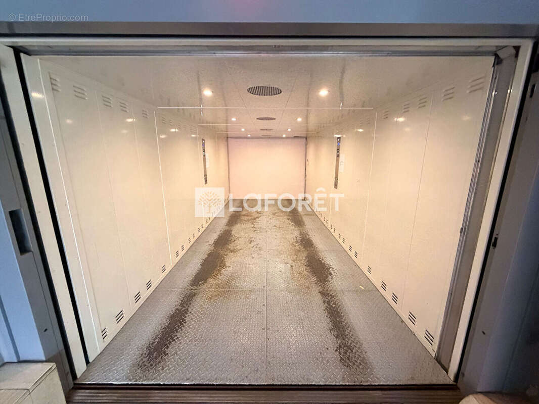 Parking à PARIS-16E