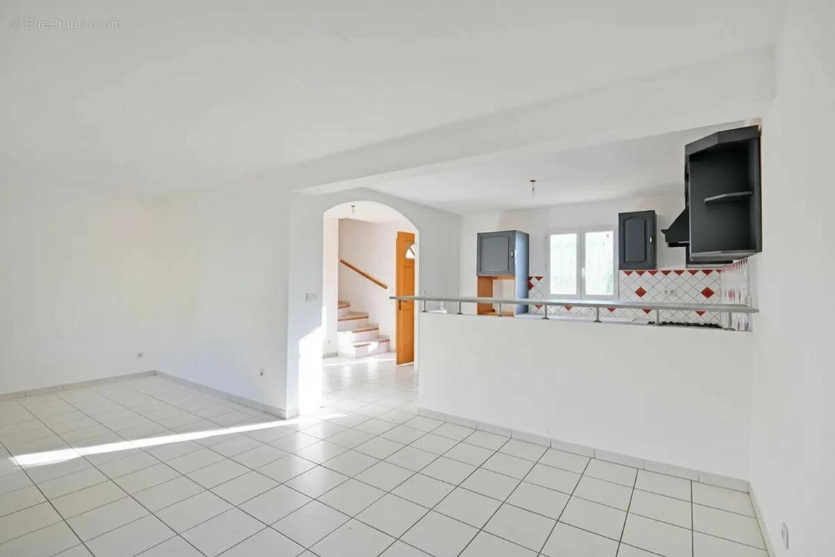 Maison à SAINT-JULIEN-LES-ROSIERS