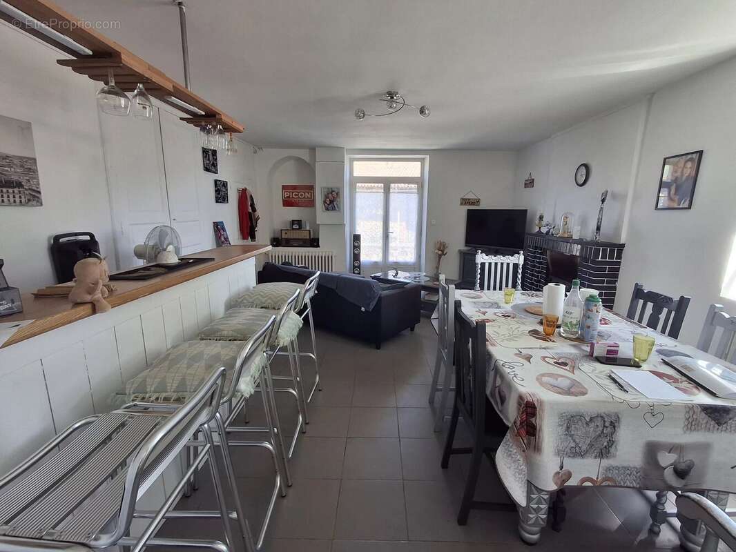 Maison familiale avec de nombreuses dépendances et du terrain - photo 3