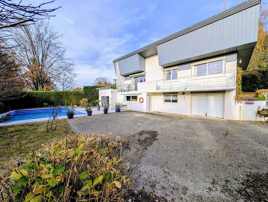 Maison à PUGNY-CHATENOD