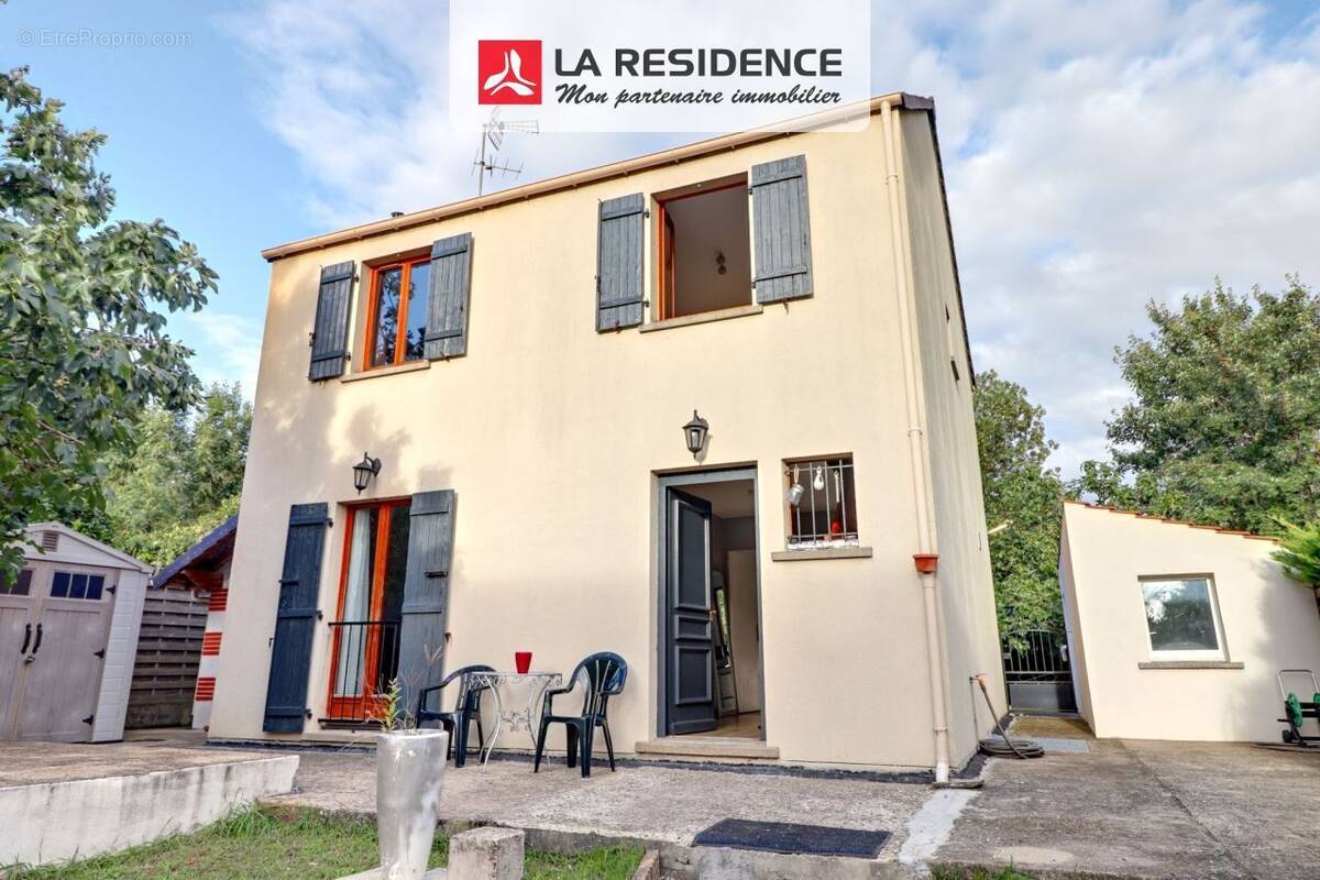 Maison à MAURECOURT