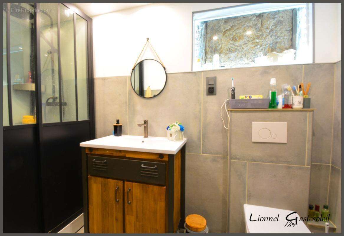 Immeuble rénové avec local commercial sur la commune de Sainte Foy la Grande (33) - photo 17