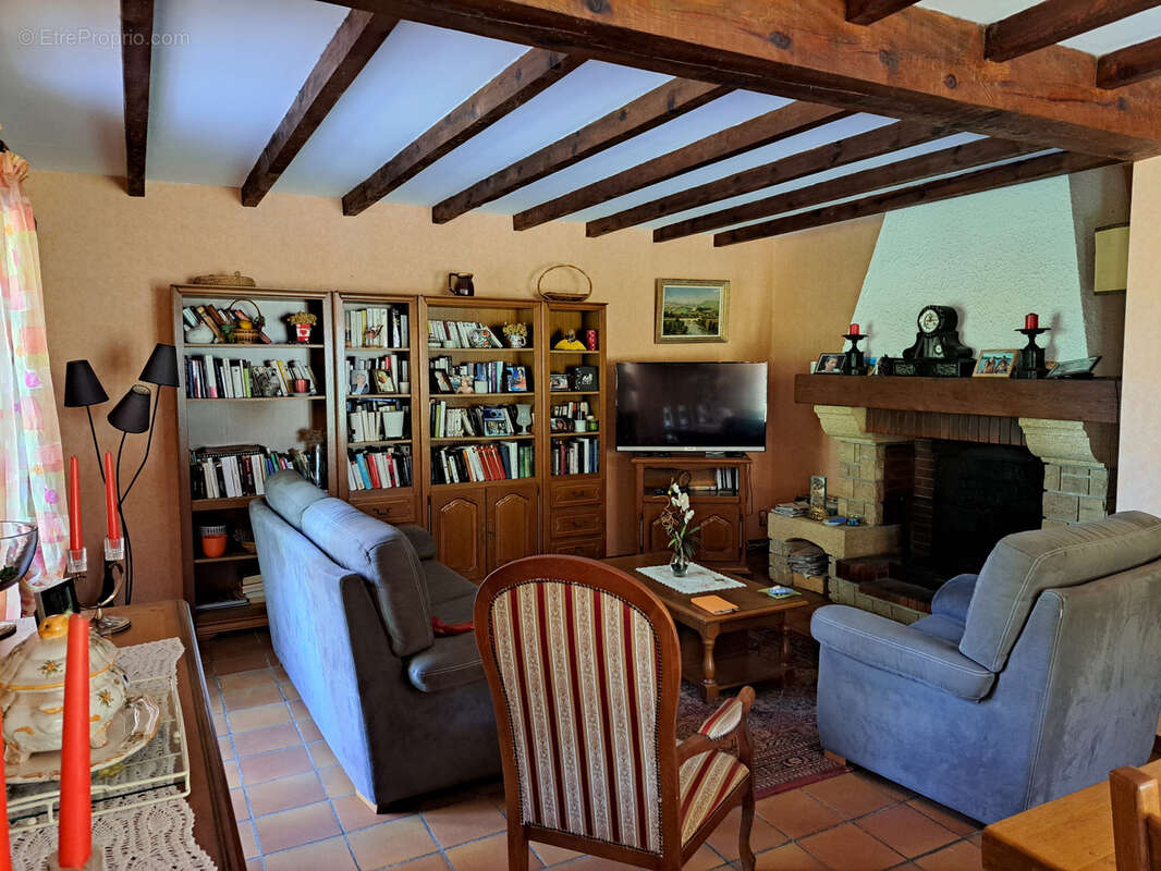 Grande maison sur un terrain de 15 780m2 avec une piscine et un garage de 52m2 - photo 8