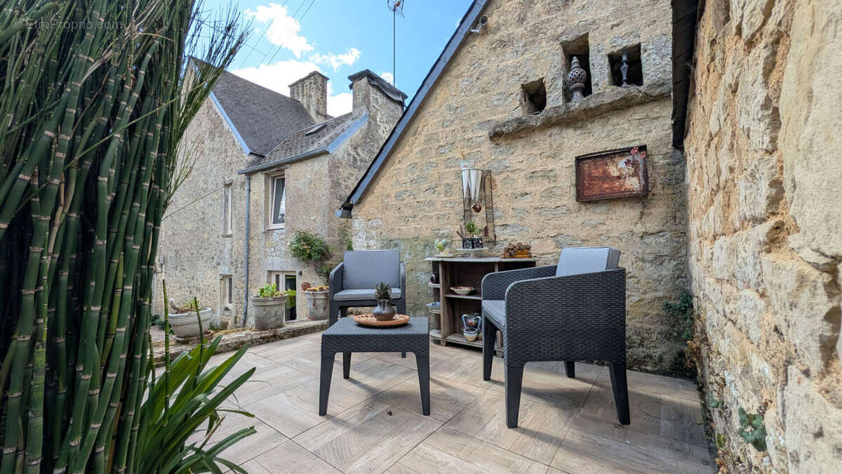 Maison de caractère du XVIIIème siècle avec jardin et dépendances ! - photo 15