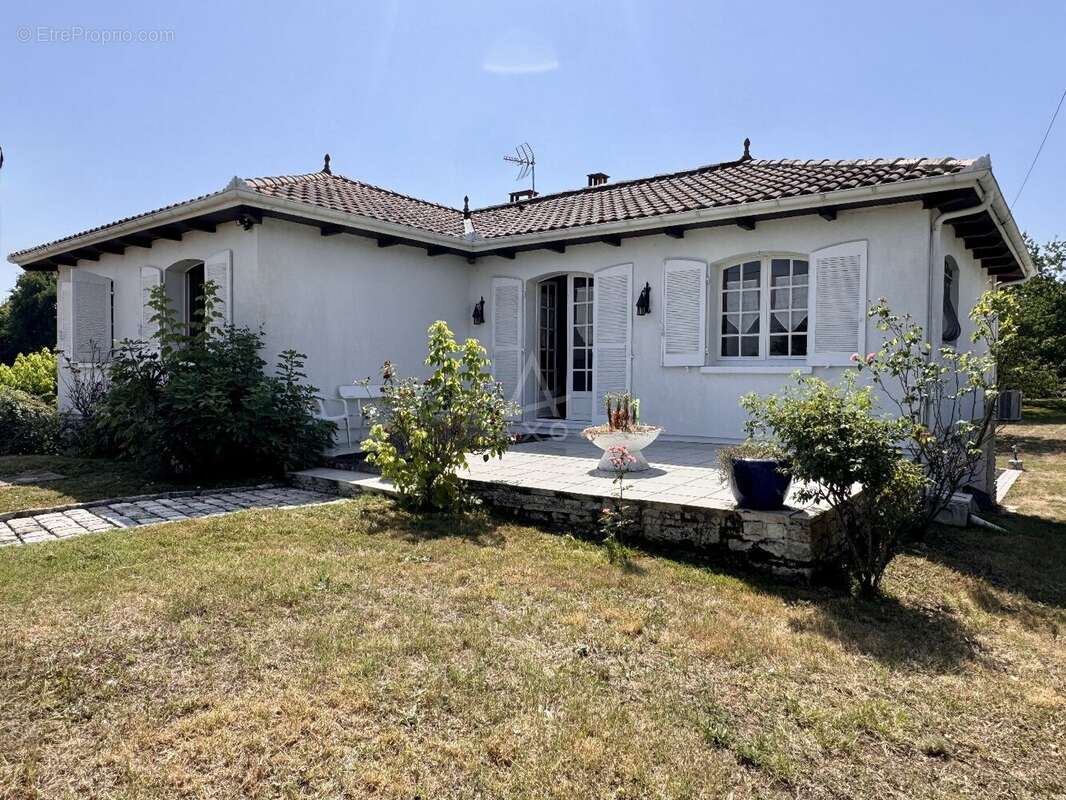 Maison à MAGNAC-SUR-TOUVRE