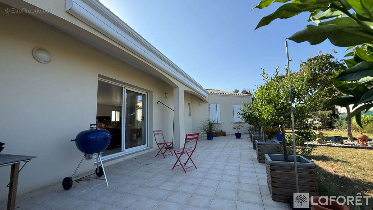 SAINTES ? Plain-pied récent de 156 m² avec 3 chambres, bureau et terrain de 1 200 m² - photo 13