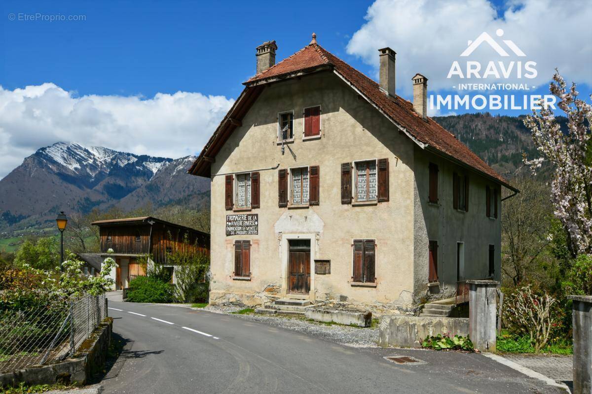 Maison à LA RIVIERE-ENVERSE