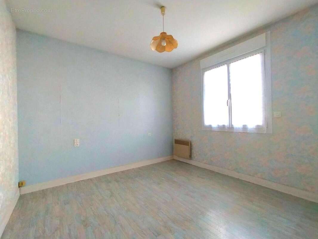 Pavillon sur sous-sol à vendre à Villaines la Juhel chambre - Maison à VILLAINES-LA-JUHEL