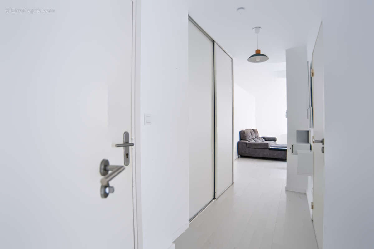 T3 avec grande pièce de vie, loggia et parking - photo 6