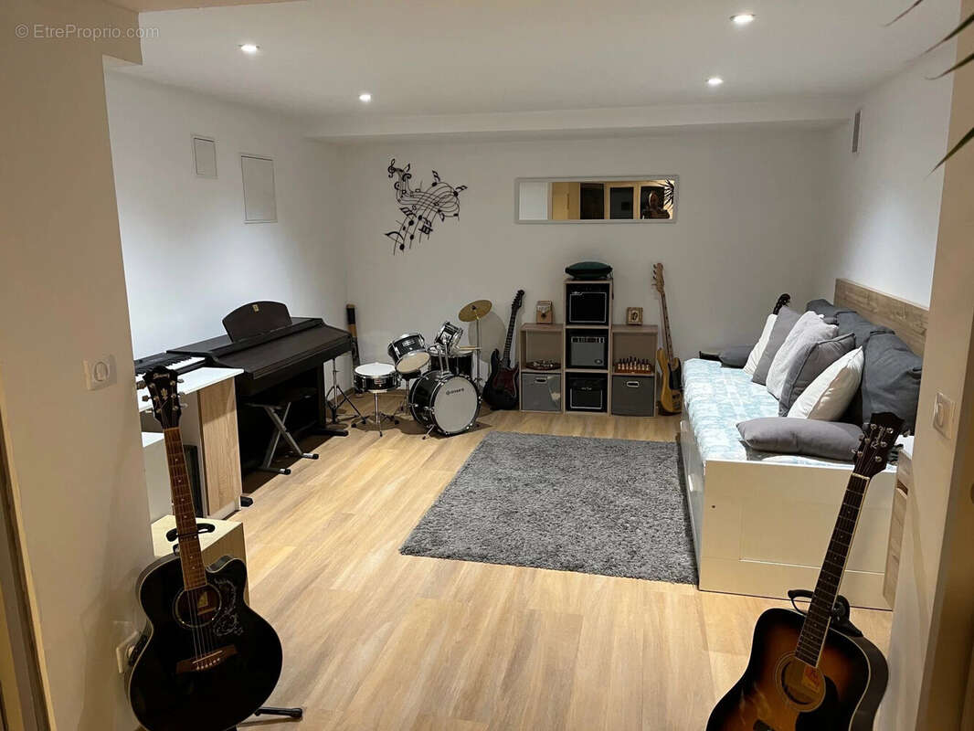 Dickjan POPPEMA d'eXP France vous propose une belle maison avec 5 chambres, terrain constructible attenant, idéal famille ou profession libéral - Maison à PIERREVERT