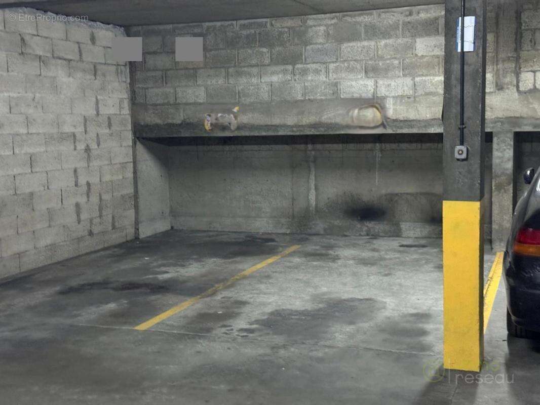 Parking à PARIS-17E